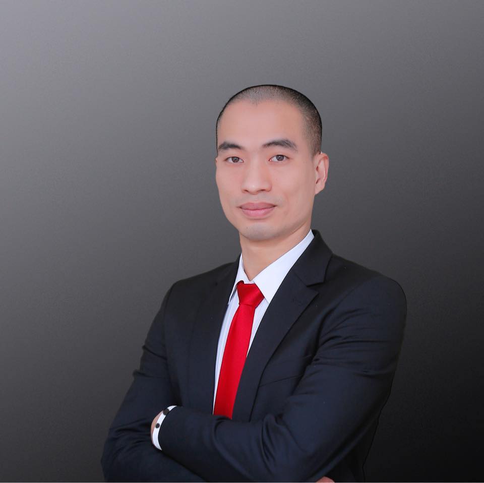 Nguyễn Thành Chung - Runner BĐS - Đầu trọc, vest đen, cà vạt đỏ signature